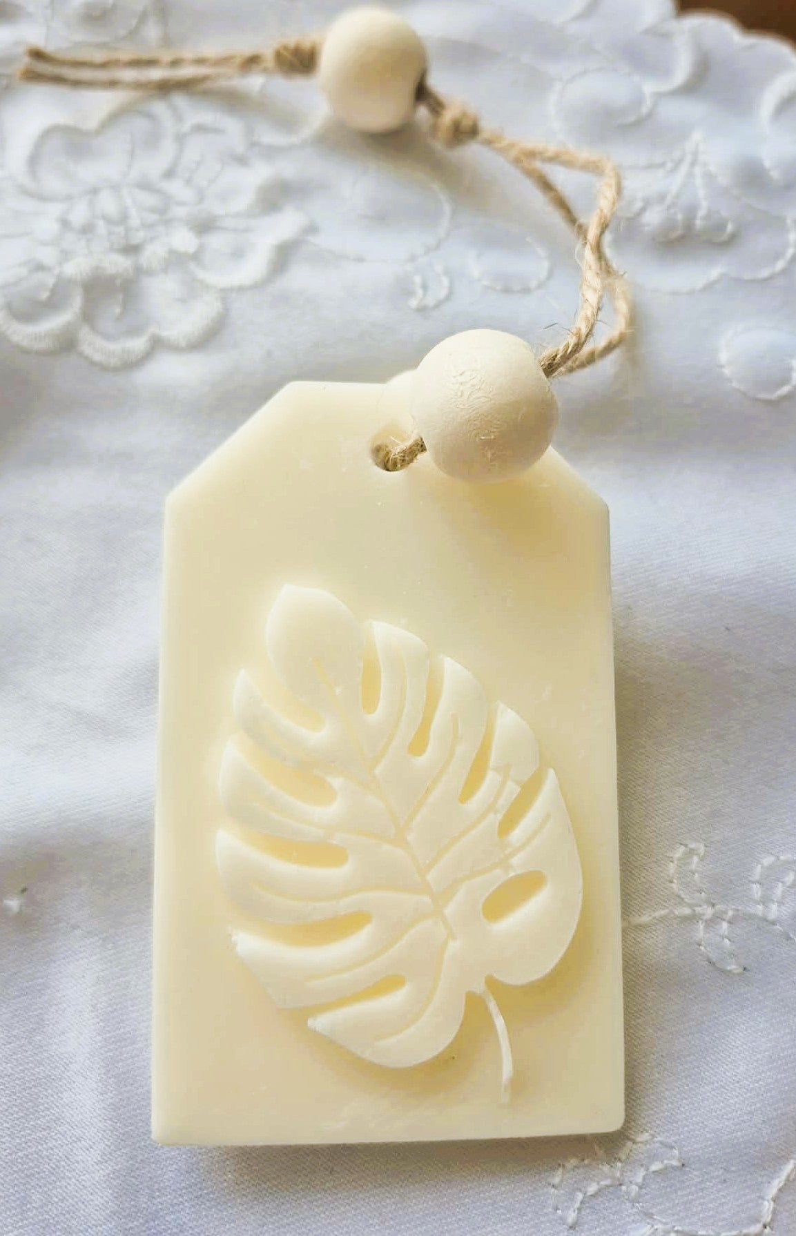 SUSPENSION artisanale en cire d’abeille et huile de coco — FEUILLE NATURELLE