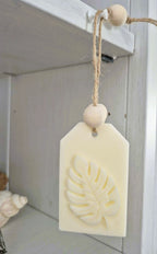 SUSPENSION artisanale en cire d’abeille et huile de coco — FEUILLE NATURELLE